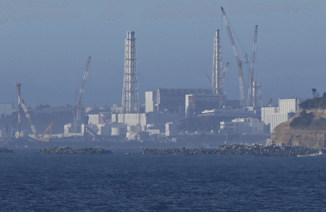 2023 年 8 月 24 日午前、福島県浪江市で撮影された被害を受けた福島第一原子力発電所（共同社）